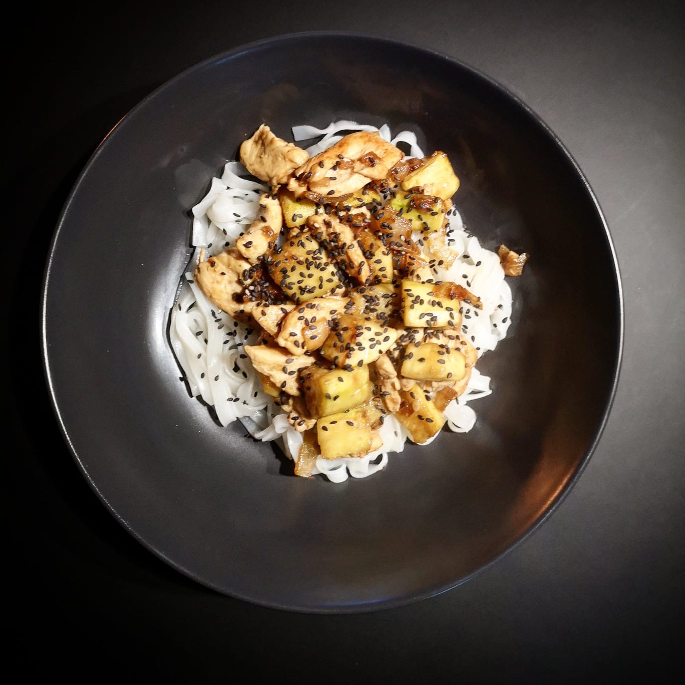 Nouilles de riz au poulet et courgettes Le Studio